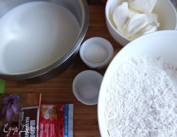 Приготовить все необходимое для теста. Сливочное масло достать заранее, нарезать на кусочки.