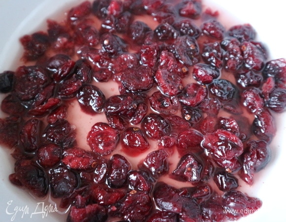 Вяленую клюкву проварить минут 10 на небольшом огне в белом сухом вине, часть вина выпарится, часть впитается в клюкву.