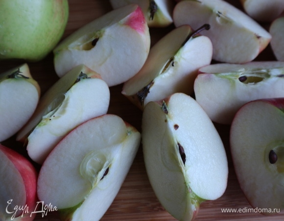 Две чайные ложки сахарного песка от общего количества смешать с корицей. Яблоки (некоторые я почистила, но большую часть не чистила) нарезать на четвертинки, удалить семенную часть.