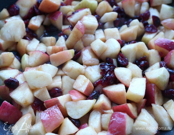 Добавить клюкву, перемешать. Дать остыть, переложив в другую посуду, т. к. надо остановить приготовление.