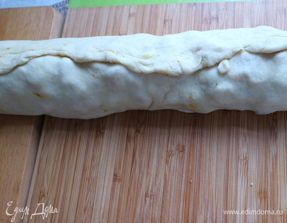 Скрутить рулет по длинной стороне. Закрепить края. Положить швом вниз.