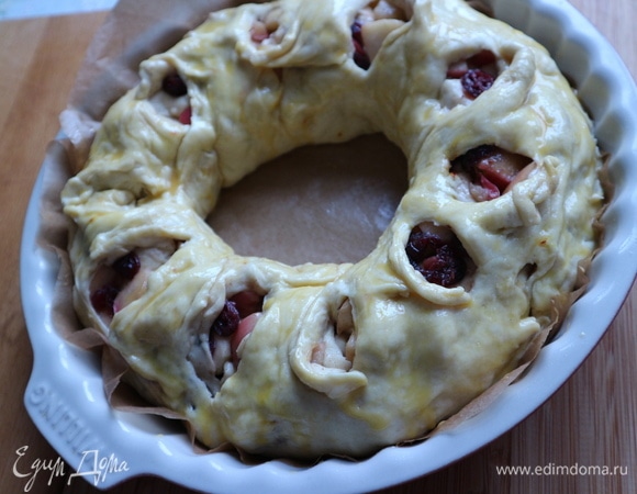 Смазать с помощью кисточки желтком, смешанным с 1 чайной ложкой воды. Дать постоять 5–10 минут. Отправить в духовку на 35 минут. 
