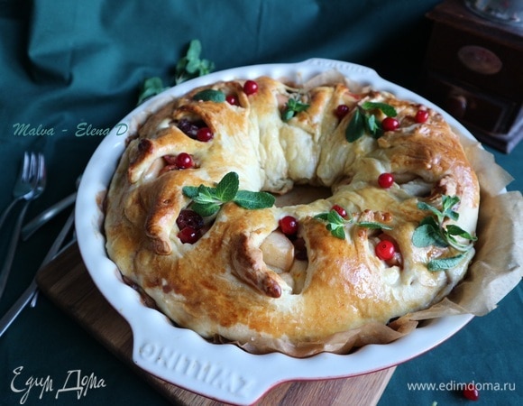 Украсить ягодами клюквы или брусники, листиками мяты.