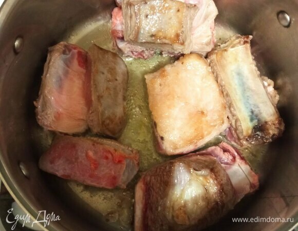 В кастрюле растапливаем примерно 30 г сливочного масла с добавлением 0,5 столовой ложки растительного. Обжариваем ребра до румянца.