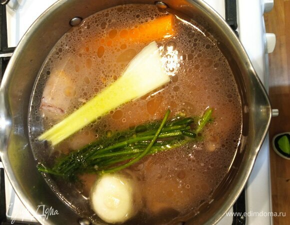 В кастрюлю кладем 1 луковицу, половинку моркови и 1 стебель сельдерея. Я добавила еще стебельки укропа, которые я всегда храню в морозилке для бульонов. Можно добавить лук-порей. Заливаем холодной водой, чтобы вода покрывала мясо на 2–3 пальца. Очень много воды не нужно, иначе суп не будет насыщенным. После закипания снимаем пену. Ее будет совсем мало, т. к. мы обжарили мясо. Убавляем огонь до среднего и варим бульон 1–1,5 часа.