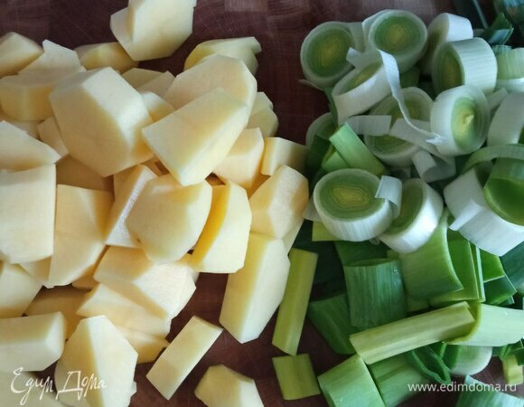 Некрупно режем картофель и порей. Порей используем полностью: и белую, и зеленую часть.