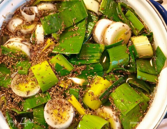 Разогреваем бульон. Кладем туда картофель и порей. Добавляем специи по вкусу. Варим до готовности картофеля.