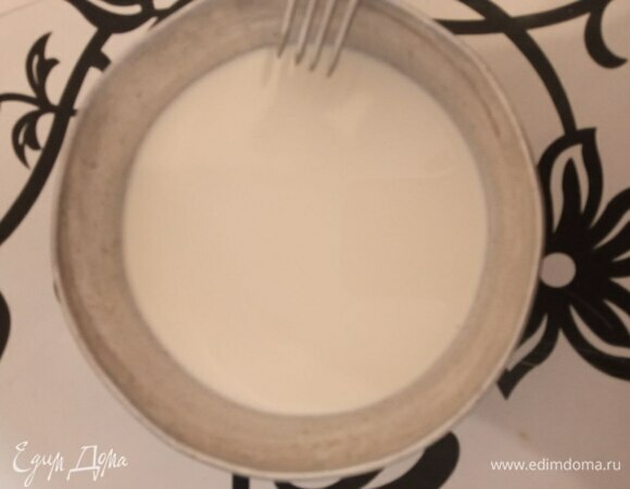 В миске взбиваем вилкой два желтка, добавляем сливки и перемешиваем.