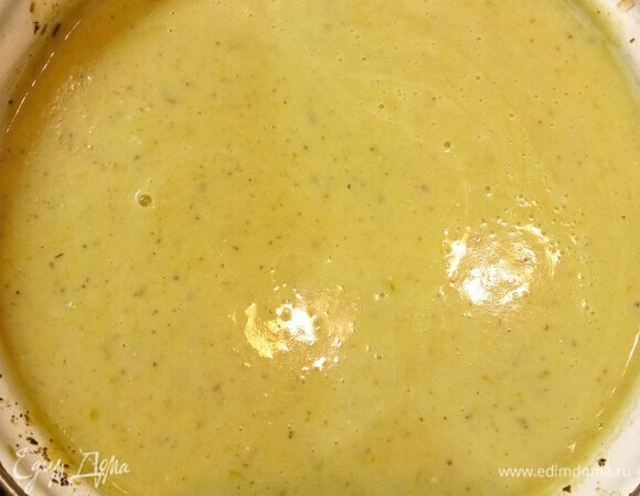 Когда картофель готов, добавляем сливочное масло. Как только масло растопится, выключаем нагрев и пробиваем овощи блендером до гладкого пюре. Возвращаем на огонь, добавляем сливки с яйцом. Прогреваем, но не доводим до кипения. Выключаем, как только начинают намечаться пузыри.