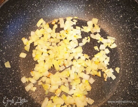 Шинкуем репчатый лук и обжариваем его 3 минуты в растительном масле. Перекладываем из сковороды.