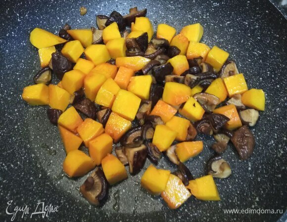 Тыкву режем средним кубиком. Грибы произвольно. Воду от грибов не выливаем. Обжариваем на растительном масле грибы до появления грибного аромата. Добавляем тыкву и обжариваем, пока тыква чуть-чуть не подрумянится.