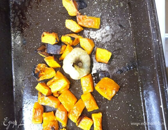 Пока тыква запекается, отвариваем пасту согласно инструкции на упаковке. Достаем тыкву. Если она местами почернела, не страшно, цвет исчезнет в соусе. Из головки чеснока выдавливаем мякоть. Это легко делается вилкой.