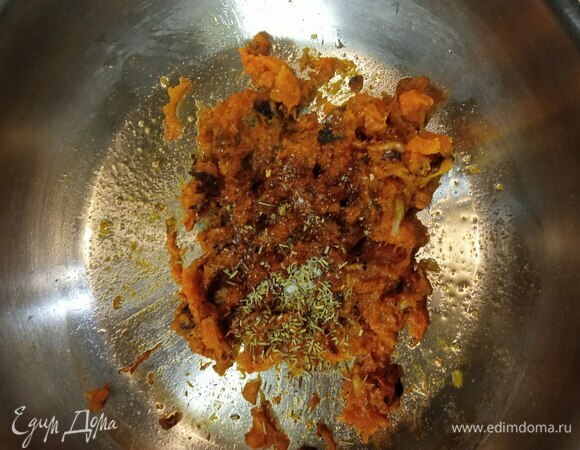 В сковороде или сотейнике разогреваем оливковое масло. Добавляем сливочное. Выкладываем тыкву и разминаем ее вилкой. Добавляем чеснок, розмарин, паприку, мускатный орех, соль и перец по вкусу. Все обжариваем, постоянно помешивая, пару минут, чтобы специи раскрылись.