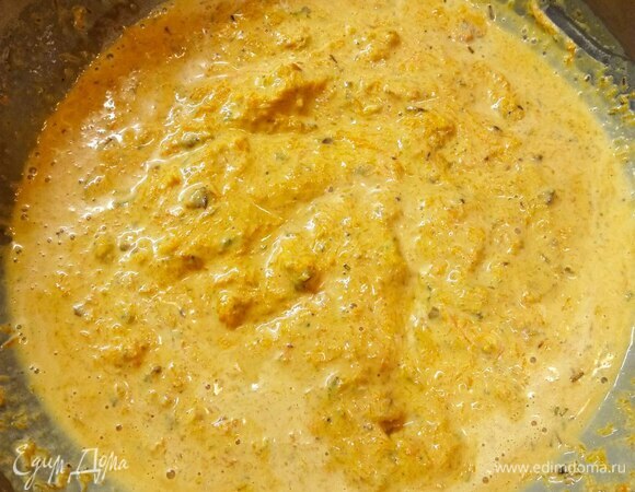 Вливаем сливки. Все тщательно перемешиваем. Когда сливки близки к закипанию, выкладываем пасту.