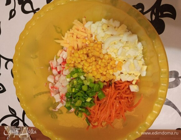 Отвариваем яйца. Остужаем и режем кубиком. Сыр и крабовые палочки также режем кубиком.