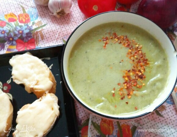 Разливаем по тарелкам. Украшаем на свой вкус и подаем. Приятного аппетита!