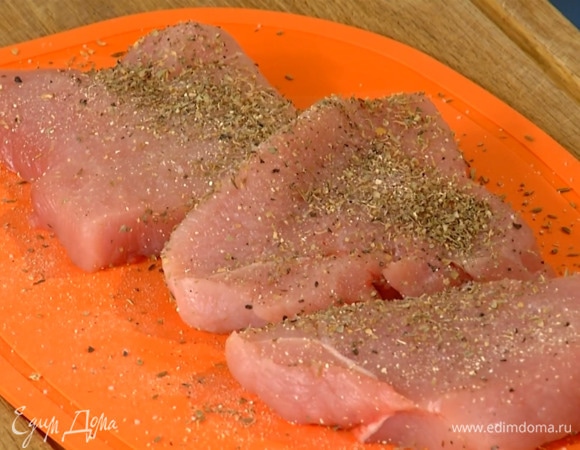 Индейку посолить, поперчить, посыпать орегано, майораном, сельдереем и зирой со всех сторон, затем накрыть пленкой и слегка отбить.