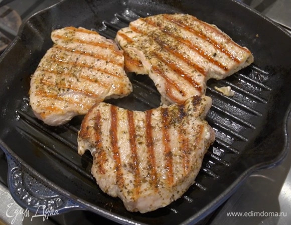 Полить индейку оливковым маслом и обжарить с двух сторон на сковороде-гриль, затем влить немного кипятка, накрыть сковороду крышкой и держать на огне до готовности.