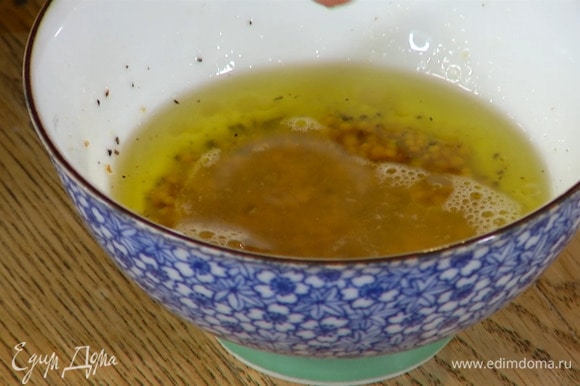 Приготовить заправку: соединить горчицу с оливковым маслом, посолить, поперчить и перемешать.