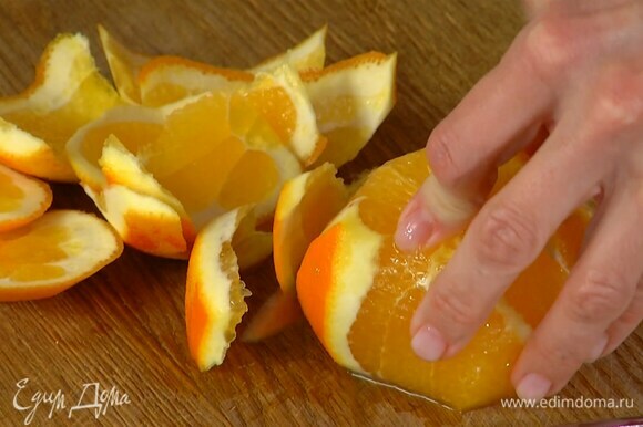 Цедру апельсина натереть на мелкой терке, затем срезать кожуру и вырезать мякоть из перепонок. Оставшийся в апельсине сок выжать в заправку.