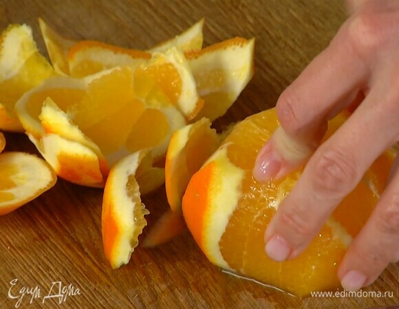 Цедру апельсина натереть на мелкой терке, затем срезать кожуру и вырезать мякоть из перепонок. Оставшийся в апельсине сок выжать в заправку.