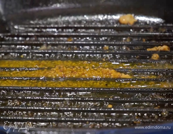 Индейку переложить на деревянную доску и нарезать кусочками, а в сковороду влить оставшуюся заправку, немного воды и прогревать буквально минуту, затем перелить в пиалу.