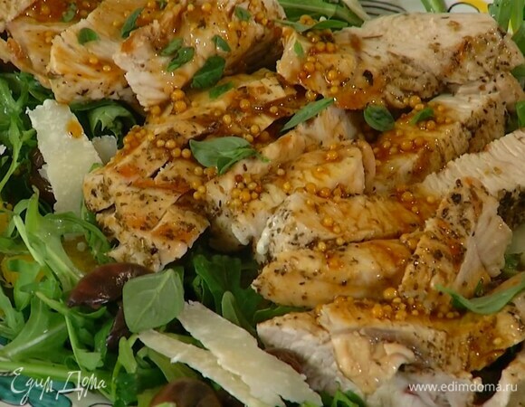 Выложить на салат оливки, сыр и мясо, полить все заправкой, посыпать порванными руками листьями базилика.