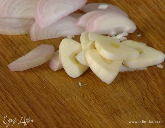 Чеснок почистить и нарезать пластинками.