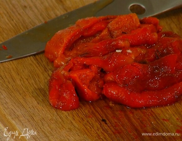 Запеченный перец нарезать небольшими кусочками, добавить к луку с чесноком, все перемешать, посолить и поперчить.