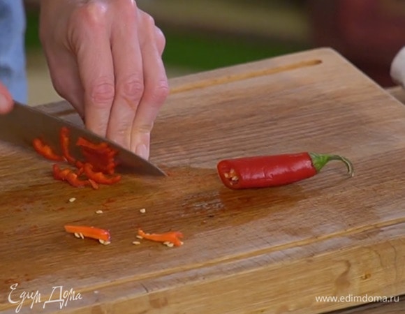 Перец чили, удалив семена, мелко порубить.