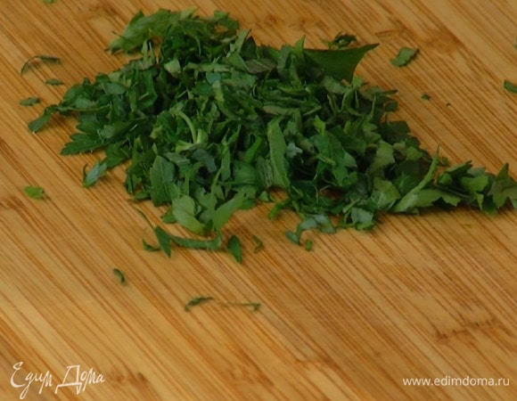 Петрушку мелко порубить и посыпать готовое блюдо.