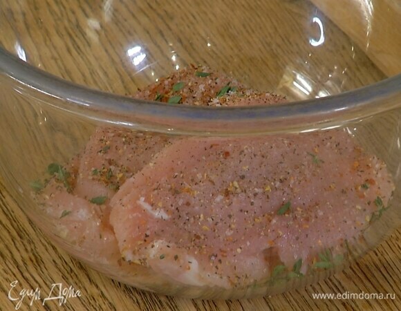 Индейку посолить, поперчить, посыпать листьями тимьяна и перцем чили, равномерно распределить специи по мясу.