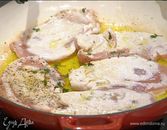 Разогреть в сотейнике сливочное и растительное масло и обжарить мясо с двух сторон.