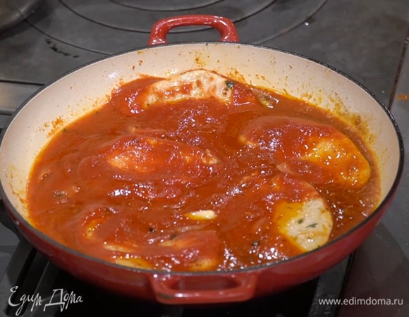 Чеснок и шалот почистить, тонко нарезать, выложить к индейке, все перемешать и обжарить, затем добавить помидоры в собственном соку, томатную пасту, бульон и, помешивая, прогреть.