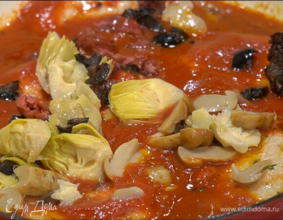 Оливки, артишоки и грибы порезать, выложить сверху на индейку, накрыть крышкой и томить около 7 минут.