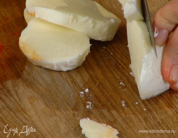 Моцареллу нарезать кружками.