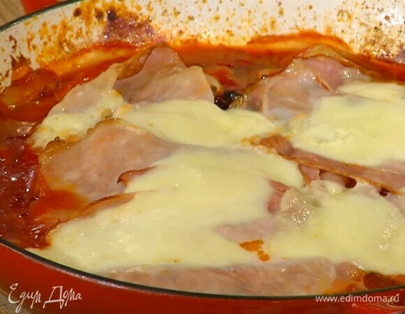 Выложить на индейку ломтики ветчины и моцареллу и запекать в духовке под разогретым грилем 2–3 минуты.