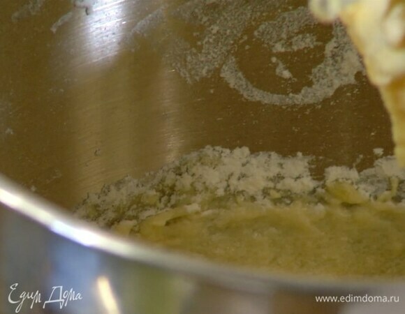 В чашу комбайна выложить 150 г предварительно размягченного сливочного масла, всыпать сахар и взбить все насадкой-венчиком, затем, продолжая взбивать, по одному добавить яйца, всыпать половину муки с разрыхлителем.