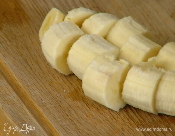 Бананы почистить, порезать, добавить в чашу комбайна, всыпать оставшуюся муку и вымешать однородное тесто, затем всыпать кедровые орехи и клюкву, все перемешать.