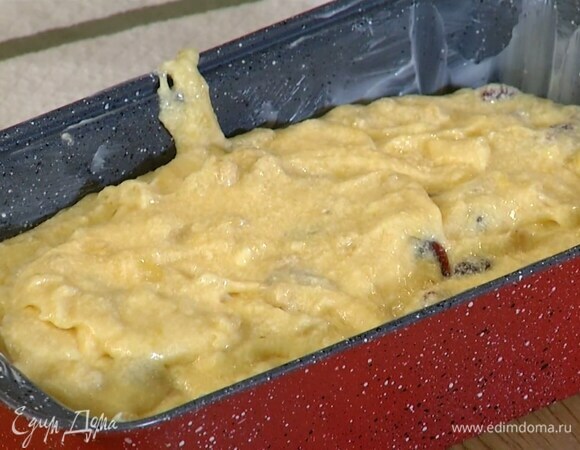 Форму для кекса смазать оставшимся сливочным маслом, выложить тесто и разровнять его.