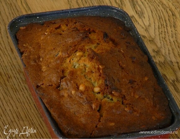 Выпекать в разогретой духовке примерно час.