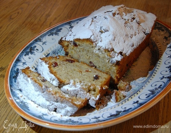 Готовый кекс остудить, вынуть из формы и посыпать сахарной пудрой.