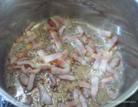 Поместите бекон в большую кастрюлю, поставьте на средний огонь и готовьте до хрустящей корочки. Шумовкой достаньте приготовленный бекон из кастрюли и обсушите на бумажных полотенцах. Отложите в сторону.