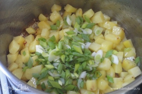 Картофель нарежьте кубиками и обжарьте в течение нескольких минут на жире от бекона. Добавьте зеленый лук и перемешайте.