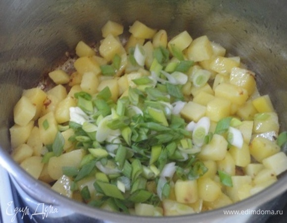 Картофель нарежьте кубиками и обжарьте в течение нескольких минут на жире от бекона. Добавьте зеленый лук и перемешайте.