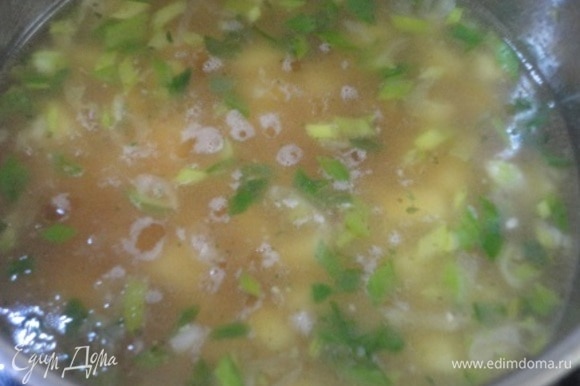 Влейте куриный бульон и дайте смеси закипеть. Варите суп до тех пор, пока картофель не станет мягким.