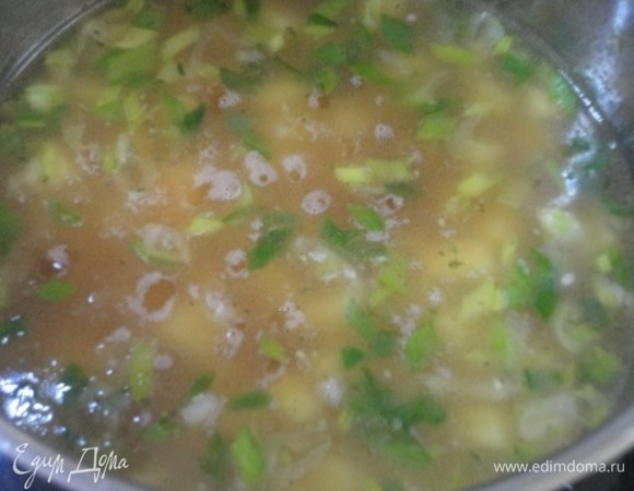 Влейте куриный бульон и дайте смеси закипеть. Варите суп до тех пор, пока картофель не станет мягким.
