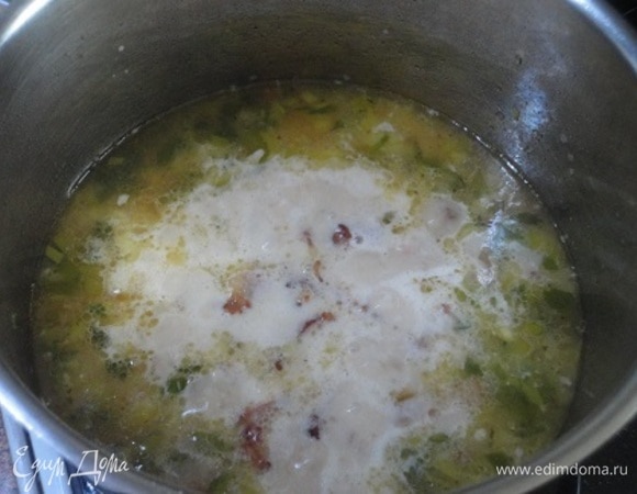 Добавьте соль и перец, примерно 2/3 бекона и сметану.