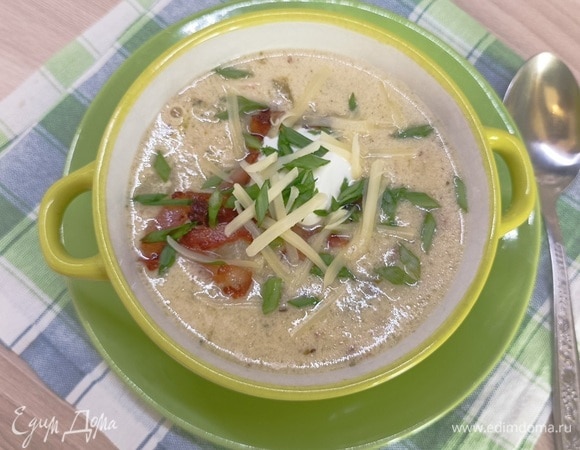 Украсьте каждую тарелку супа дополнительно сыром, оставшимся беконом, сметаной и зеленым луком.