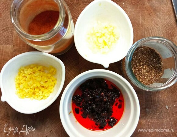 Готовим специи. Мелко шинкуем имбирь и чеснок. Также шинкуем бобы и пасту даубаньдзян. Если у вас другая паста или японская, то шинковать не надо, она уже мелкая или пастообразная. Сычуаньский перец измельчаем в ступке или в кофемолке (он обычно продается не измельченный). Не заменяйте его черным перцем, у него совсем другой аромат. Правда, он острее черного, имейте это в виду.